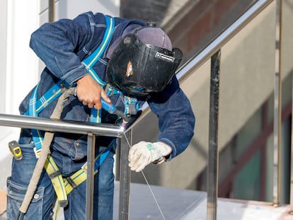 Un soldador, durante el montaje de una barandilla en la construcción de unas viviendas en Bilbao.