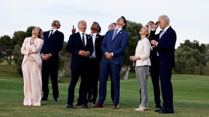 Los líderes del G-7 antes de la foto familiar este jueves en la cumbre que se celebra en Savelletri (Italia).