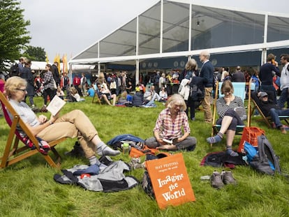 Visitantes del Hay Festival de Gales durante su última edición presencial, en mayo de 2019.