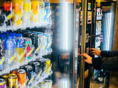 Bebidas azucaradas y refrescos en un lineal de un supermercado en noviembre de 2022.