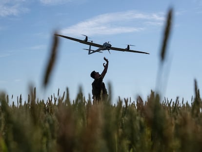 Un soldado ucranio lanza un dron de reconocimiento en la región de Járkov, este miércoles.
