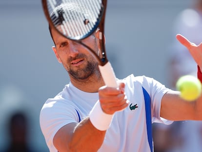 Djokovic, durante un entrenamiento en Roland Garros.