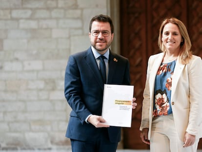 El presidente de la Generalitat, Pere Aragonès, recibe de manos de la consejera de Economía, Natàlia Mas, la propuesta de "financiación singular" para Cataluña, este martes.