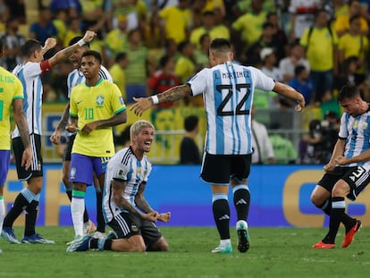 Jugadores de Argentina celebran su triunfo ante Brasil en un partido de las eliminatorias para la Copa Mundo de Fútbol de 2026 en Maracaná.