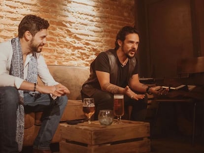 Daniel Migueláñez y Pablo Benavente, en el escenario de Voz a Voz en el bar Abonavida, en una imagen cedida.