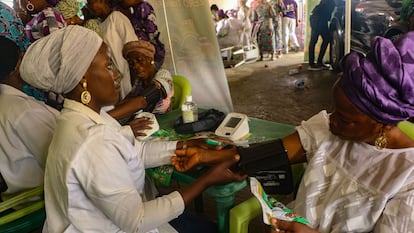 Una enfermera atiende a una mujer durante una jornada de pruebas médicas gratuitas con motivo del Día Internacional de la Mujer en Lagos (Nigeria)