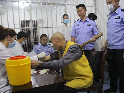 Grilletes, capuchas, inyecciones y malos tratos: un recorrido por los pasillos y celdas de un centro de reeducación de Xinjiang