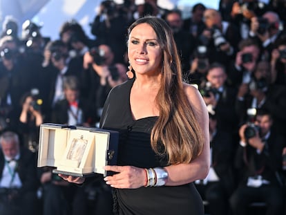 Karla Sofía Gascón con su galardón en la última edición del Festival de Cannes, en Francia, el 25 de mayo de 2024.