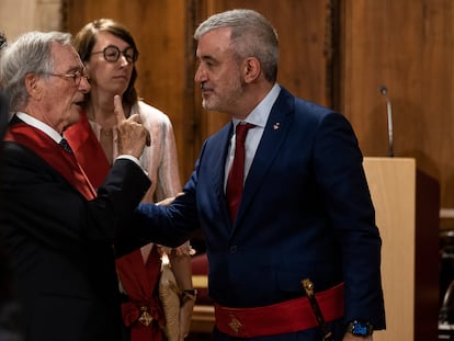 Xavier Trias se dirige al alcalde Jaume Collboni, hace un año en el Saló de Cent del Ayuntamiento de Barcelona, después de la investidura del socialista con los votos del PP y los comunes.