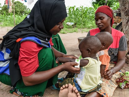 Una trabajadora de salud comunitario mide el nivel de desnutrición de unas niñas en la aldea de Samora (región de Mtwara, Tanzania).