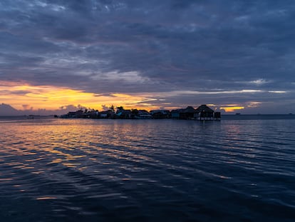 Isla del archipiélago de San Blas al amanecer, vista desde la isla Cartí Sugdub, en Panamá.