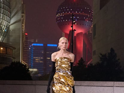 El desfile de Balenciaga en Shanghái: de la 'caja de zapatos bolso' al 'vestido papel de regalo'