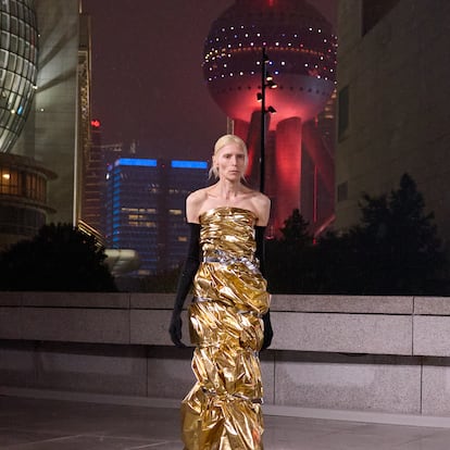 El desfile de Balenciaga en Shanghái: de la 'caja de zapatos bolso' al 'vestido papel de regalo'