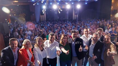 El presidente del PPCV, Carlos Mazón (el cuarto por la izquierda), preside el acto de su partido para conmemorar un año de la victoria electoral de las elecciones autonómicas y municipales celebrado este martes en Valencia.