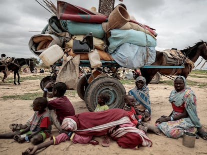 Una familia sudanesa, junto a sus pertenencias, espera junto a la frontera de Chad el pasado julio, tras huir de Darfur.