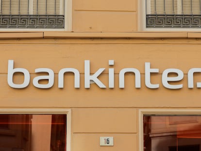 Fachada de una oficina de Bankinter en la ciudad de Málaga.