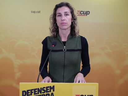 La candidata de la CUP a las elecciones catalanas, Laia Estrada, en una rueda de prensa en la sede de su partido, el 29 de abril de 2024.

Acusa a los socialistas de infiltrar policías en movimientos sociales y espiar a sus adversarios

POLITICA 
CUP