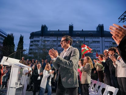 Pello Otxandiano, en el acto de inicio de campaña electoral de EH Bildu el pasado 4 de abril en la Plaza de Santa Bárbara de Vitoria.
