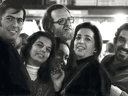 Vargas Llosa y su mujer, Patricia Llosa; Jos&eacute; Donoso y Pilar Serrano, y el matrimonio Garc&iacute;a M&aacute;rquez, en una foto sin fechar de los setenta, en Barcelona.