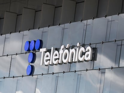 Logo de Telefónica sobre un edificio en Madrid.