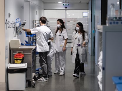 Personal sanitario en la planta de urgencias del hospital de Sant Pau. [ALBERT GARCIA]