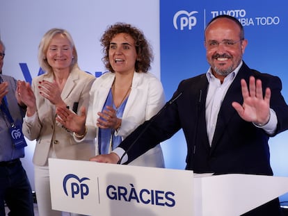 El candidato del PP a la presidencia de la Generalitat, Alejandro Fernández, y la cabeza de lista del Partido Popular para las elecciones europeas, Dolors Montserrat , este domingo en Barcelona.