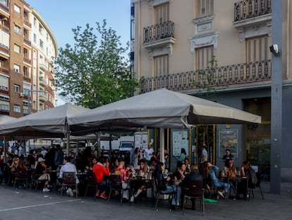 Varias personas en la terraza de un bar de Madrid (España).