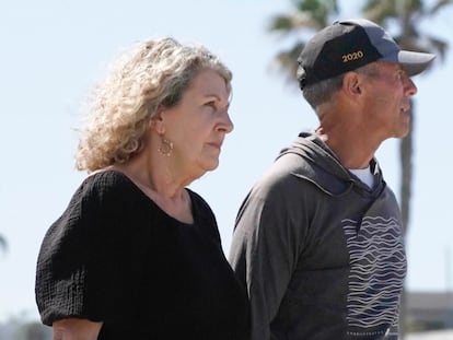 Debra Robinson y su esposo Martin, en una playa de San Diego, el 7 de mayo 2024.