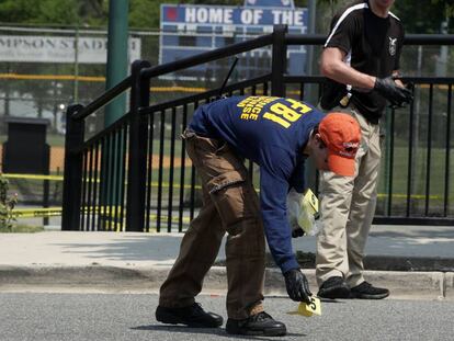 Un agente del FBI en lo alrededores del lugar del tiroteo, en Alexandria