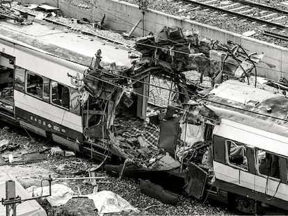 Restos de vagones de tren en las cercanías de la estación de Atocha, en la calle Téllez de Madrid, el 11-M.