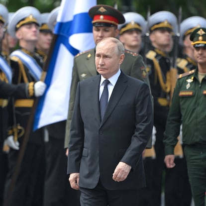 El presidente Vladimir Putin asiste a una ceremonia para conmemorar el aniversario de la invasión alemana nazi a la Unión Soviética en la Segunda Guerra Mundial, el 22 de junio de 2024.
