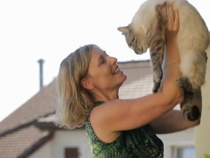 Un momento del reportaje de 2017 con Véronique jugando con su gato.