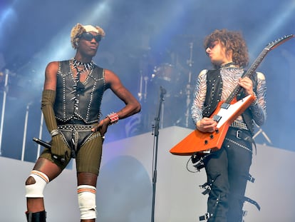 Yves Tumor (izquierda) actuando en el festival de Glastonbury (Inglaterra) el 25 de junio de 2022.