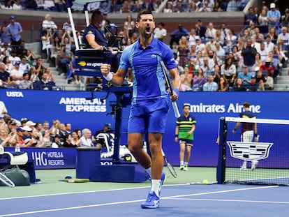 Djokovic celebra un punto durante la final contra Medvedev en la Arthur Ashe de Nueva York.