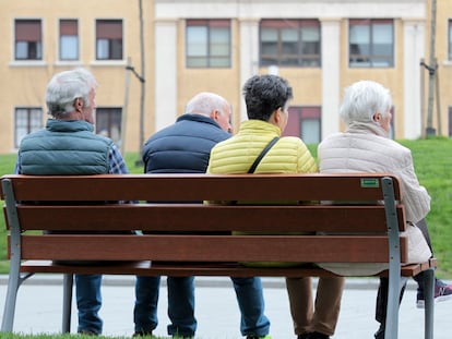 Varios jubilados sentados en un banco de Getxo, este martes.