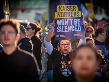 Los empleados de Kaiser Permanente en el primer día de tres de huelga en un centro médico de Los Ángeles (EE.UU.) el pasado 4 de octubre.