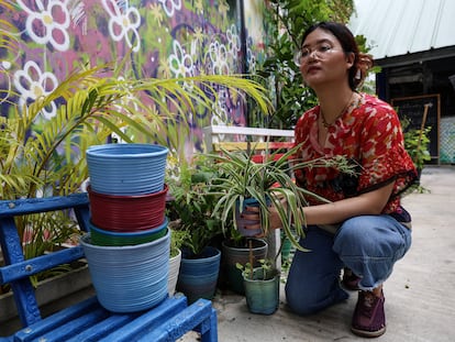 Aim Suwannasri, coordinadora del proyecto Precious Plastic, sostiene una de las vasijas fabricadas por la comunidad de Koh Klang en el centro de recogida y reciclaje, en Bangkok. El proyecto se encarga de comprar los objetos a las comunidades y los revende en Internet o en eventos de diseño. Suwannasri es ingeniera química y considera que "Tailandia tiene un gran problema con la contaminación por plásticos". Según ella, las nuevas generaciones pueden cambiar las cosas.