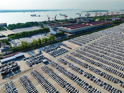 Vehículos de Chery Automobile esperan para ser embarcados en el puerto de Wuhu, en China, en una imagen de archivo de 2023.
