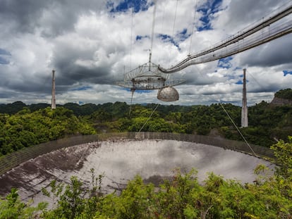 El radiotelescopio de un solo plato más grande del mundo en Arecibo (Puerto Rico), fotografiado en 2012.