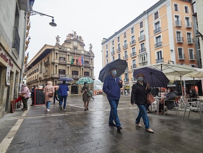 Varias personas pasan por la Plaza del Ayuntamiento de Pamplona, el pasado 26 de abril.