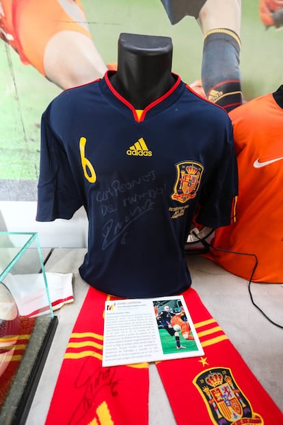 Camiseta firmada por Andrés Iniesta después de la final del Mundial de Sudáfrica 2010, en el que España consiguió su primer y hasta la fecha único entorchado.