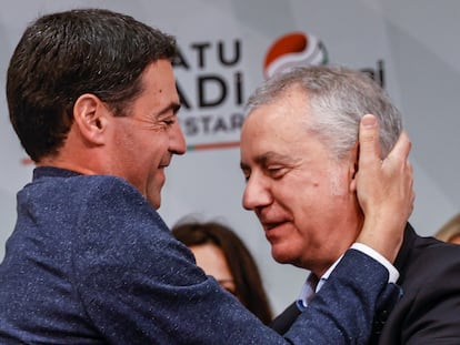 El candidato a lehendakari del PNV, Imanol Pradales (izquierda), saluda al lehendakari Iñigo Urkullu, este domingo en Sabin Etxea, sede del PNV en Bilbao.