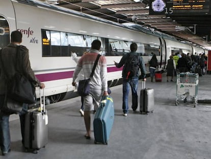 Un grupo de viajeros accede a un AVE de Renfe en la estación madrilñeña de Atocha.