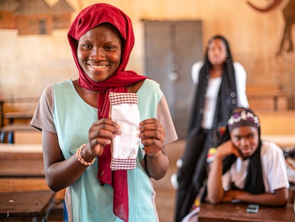 Goundo Dramé, de 15 años, muestra una compresa en su escuela, en Malí.