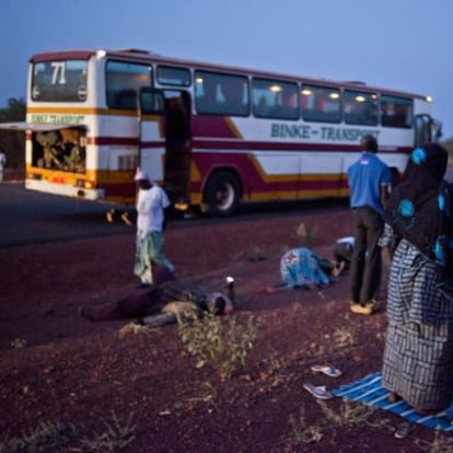 Parada de ônibus da linha Bamako-Mopti, onde os passageiros aproveitam para rezar ao entardecer.