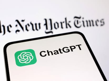 Un móvil con el logo de ChatGPT, junto a la cabecera de 'The New York Times'.