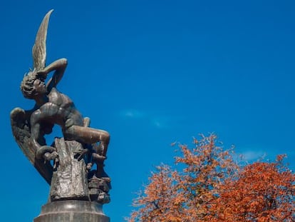 El monumento al Ángel Caído del parque del Retiro en Madrid, obra de Ricardo Bellver fechada en 1877