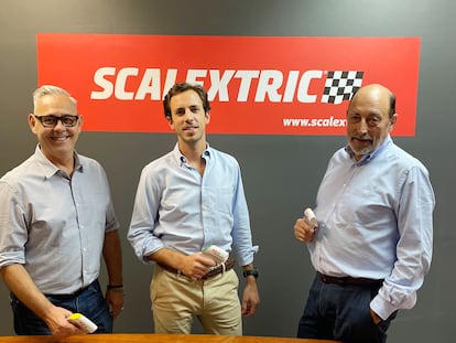 Desde la izquierda, Joaquín Solleone, director comercial; Luis Arnau Carreras, consejero delegado, y Luis M. Arnau, director de Scalextric.