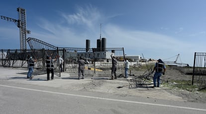 Trabajadores de SpaceX arreglan desperfectos en la base de Boca Chica provocados por lanzamiento de 'Starship'.