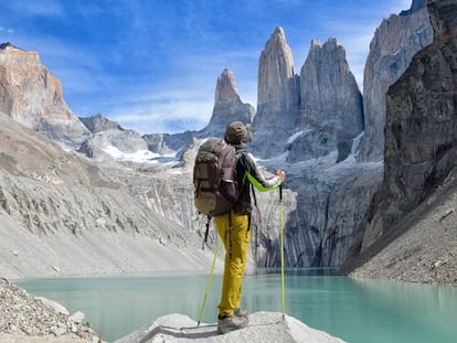 Un senderista admira los monolitos graníticos del Parque Nacional Torres del Paine, en la patagonia chilena.